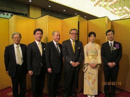 左から坪田先生、掛地先生、具先生、大北先生、奥様、眞庭先生