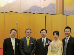 左から岡田健次先生、大北先生、眞庭先生、奥様、岡田守人先生(広島大学原医研腫瘍外科教授)