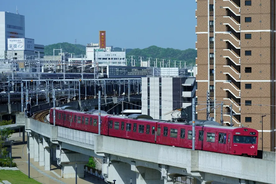 姫路駅を出発した播但線を走行する普通列車（姫路駅（姫路市）から和田山駅（朝来市）を結ぶ長さ約65kmの路線）
