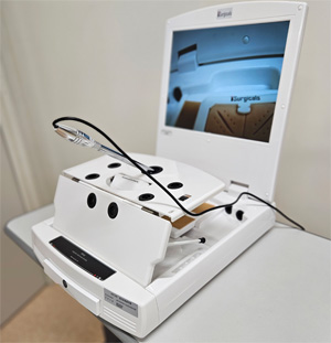 内視鏡外科手術用トレーニングボックス<br>
iSim2