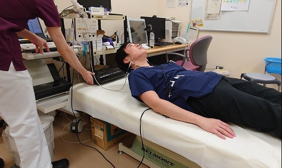 前庭誘発筋電位検査(VEMP)を測定している様子