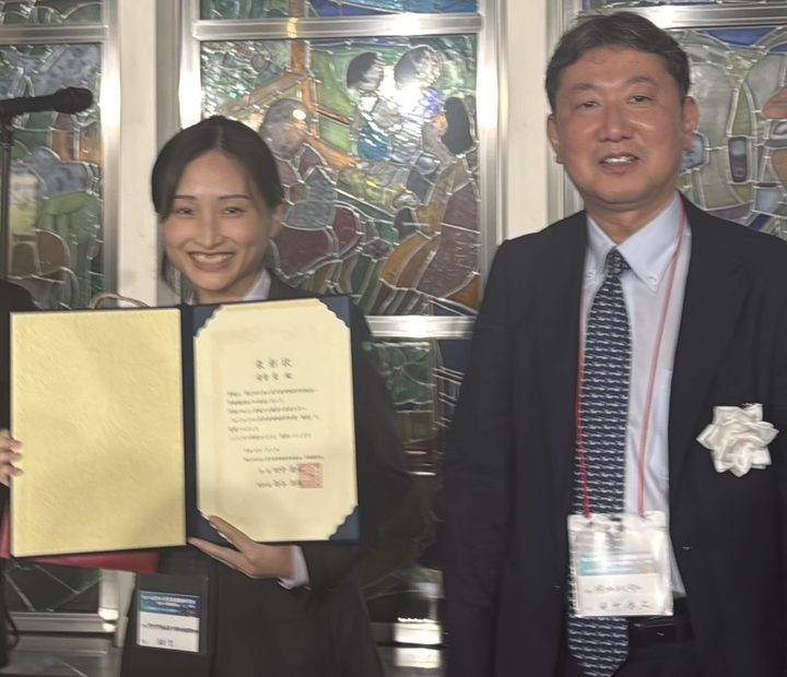 授賞式で表彰状を手にする遠香医師と大会長の田中康広先生