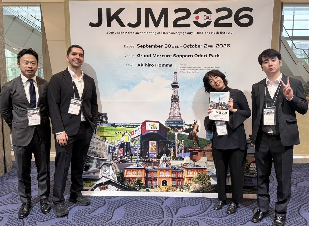 JKJM 2026 の会場で、学会のポスターの前に並ぶ教室員