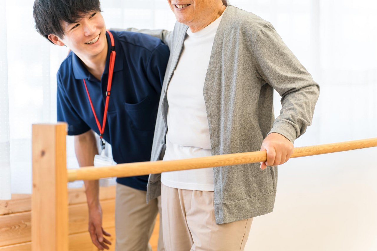 高齢者の歩行障害とは？主な種類・原因と転倒を防ぐ対策を解説
