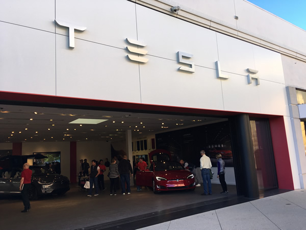 大学内のショッピングセンターにもTeslaの販売店があります。